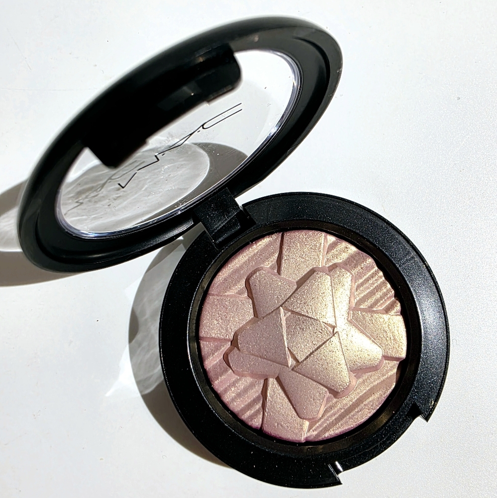 Mac Extra Dimension Skin Finsh Beaming Blush
